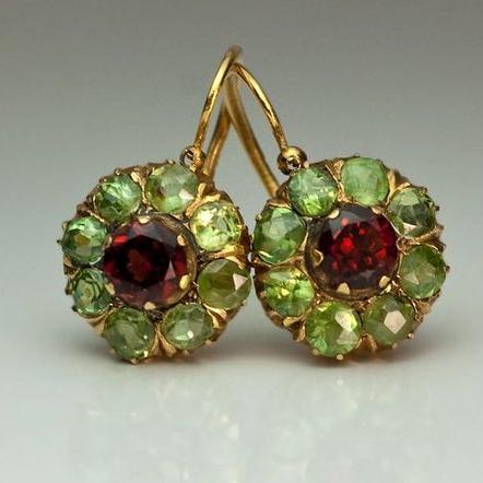 BOUCLES D’OREILLES CRISTAUX VERTS ET ROUGES RAYONNANTES