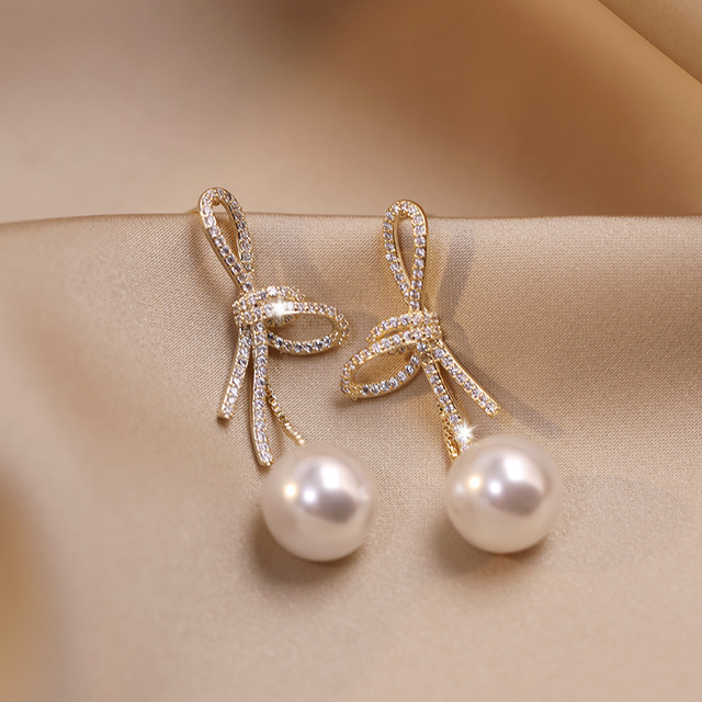 RADIANT RIBBON PEARL DROPS