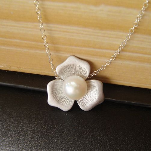 PETAL GRACE PEARL NECKLACE